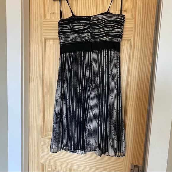 Max and Cleo Patterned Strapless Chiffon Dress Flower Detail Monochrome - Picture 3 of 10